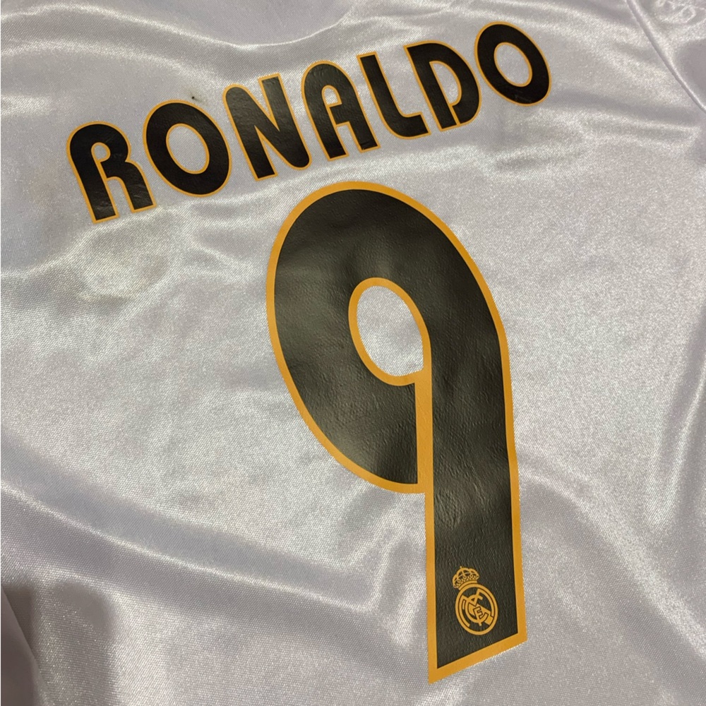 Kids Retro Real Madrid 04/05 Jersey - Picture 12 of 13